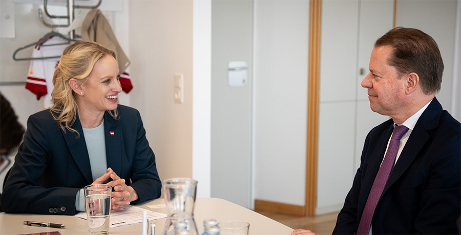 Sport-Staatssekretärin Schmidt und WADA-Generaldirektor Niggli im Gespräch