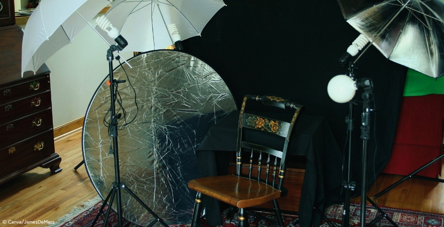 Altmodisch eingerichtete Wohnung mit Setup für ein Fotoshooting
