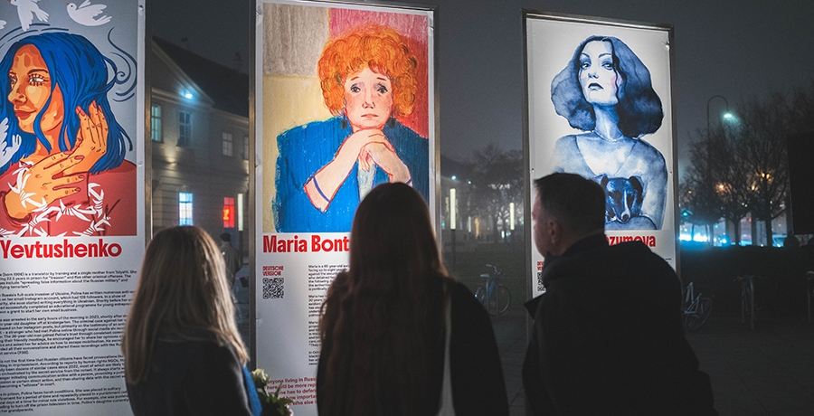 Ausstellung Women against War im Museumsquartier mit Vizekanzler Andreas Babler