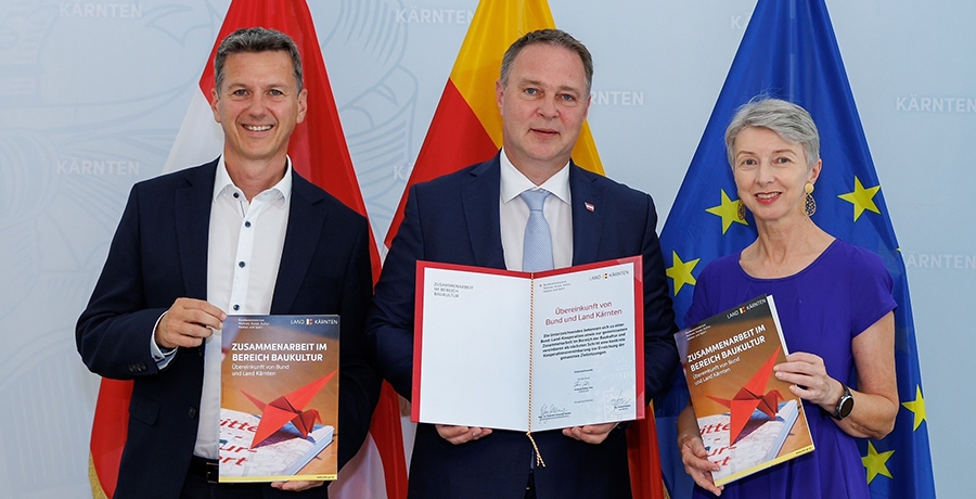 Vizekanzler Andreas Babler, LR Daniel Fellner und LHStv.in Gaby Schaunig mit Dokument