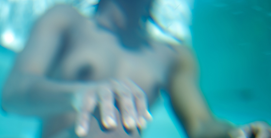 Österreichischer Pavillon Venedig - Frau taucht in Wasserbecken