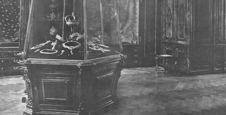 Vitrine XIII, in der die Objekte in der Schatzkammer aufbewahrt wurden. Vermutlich im „staatlichen“ Auftrag angefertigt und 1910 publiziert. Quelle: Österreichs Illustrierte Zeitung, Heft 46, 14.8.1910, S. 1157. Ein Abzug liegt in der Kunstkammer des KHM. 