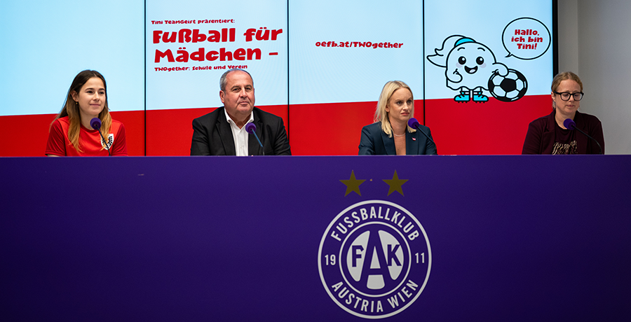 Johanna Sinzinger (Projektkoordinatorin Oberösterreich), ÖFB-Aufsichtsratsvorsitzender Josef Pröll, Sport-Staatssekretärin Michaela Schmidt,  Karin Gruber (Projektverantwortliche des ÖFB), Foto: BMWKMS/Schlögl