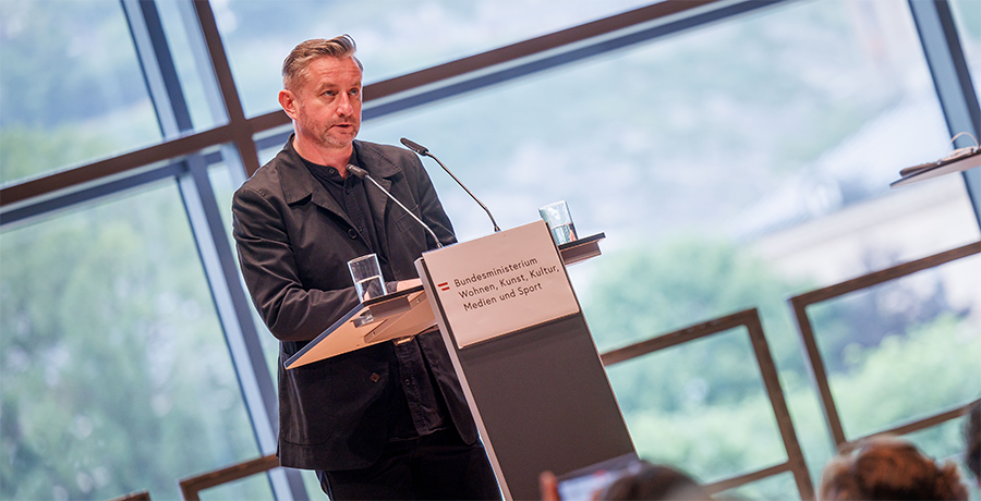 Serhij Zhadan hält eine Rede auf der Bühne bei der Verleihung mit dem Österreichischen Staatspreis für Europäische Literatur