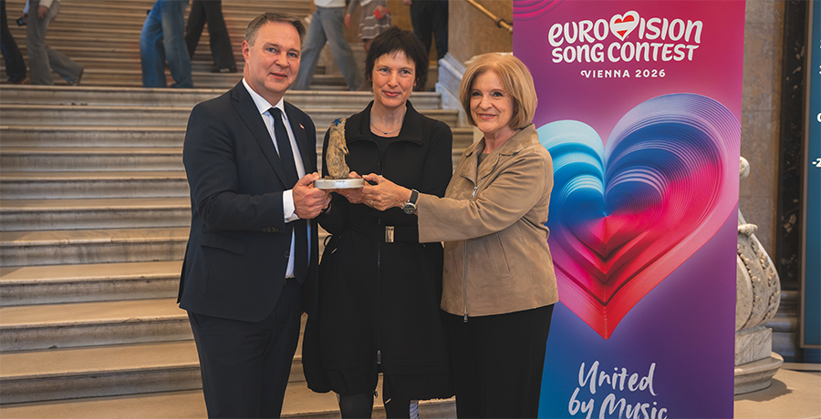 Vizekanzler Andreas Babler mit ORF-Generaldirektorin Ingrid Thurnher sowie Generaldirektorin des Naturhistorischen Museums, Katrin Vohland und Aufsteller mit ESC Logo