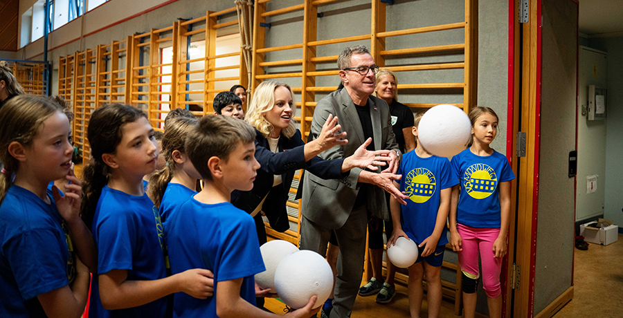 Sport-Staatssekretärin Schmidt und Rangnick mit Kindern beim Ballspielen. BIld: E. Schlögl/BMWKMS