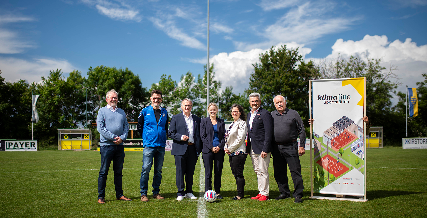 Sport-Staatssekretärin Michaela Schmidt, Sport Austria-Präsident Hans Niessl und weitere auf Sportplatz bei gutem Wetter