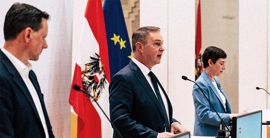 Am Podium Medienminister Andreas Babler mit Ernst Gödl (ÖVP) und Henrike Brandstötter (NEOS) 
