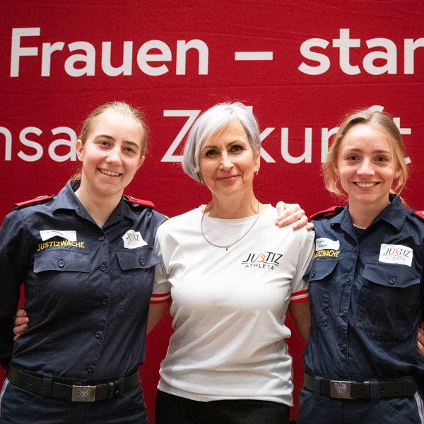 Justizministerin Anna Sporrer und zwei weibliche Justizwachen