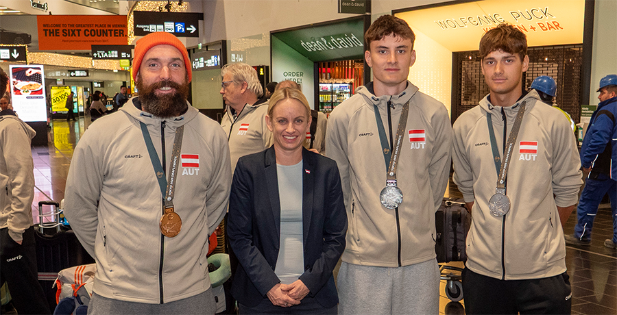 Staatssekretärin Michaela Schmidt empfängt österreichische Teilnehmer:innen von den Deaflympics am Flughafen Wien
