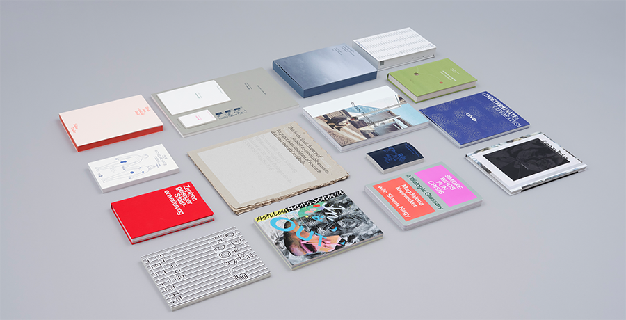 Die 15 schönsten Bücher Österreichs 2025 auf grauem Hintergrund