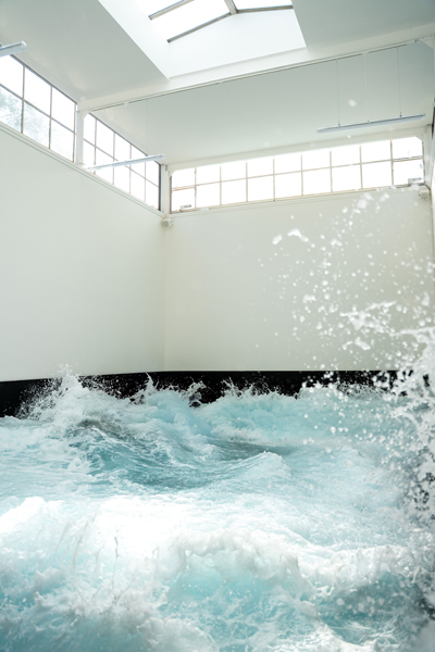 Wasser und Wellen im Österreich-Pavillon in Venedig - Florentina Holzingers Biennale Beitrag 2026