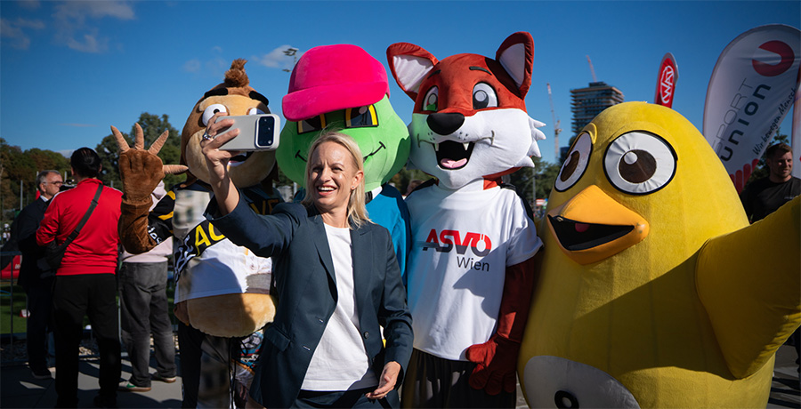 StS-Schmidt macht Selfie mit 4 Maskotchen beim Tag des Schulsports