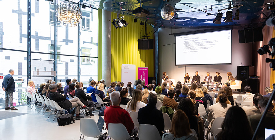 Pressefoto einer Gesprächsrunde bei Networks of Cooperation