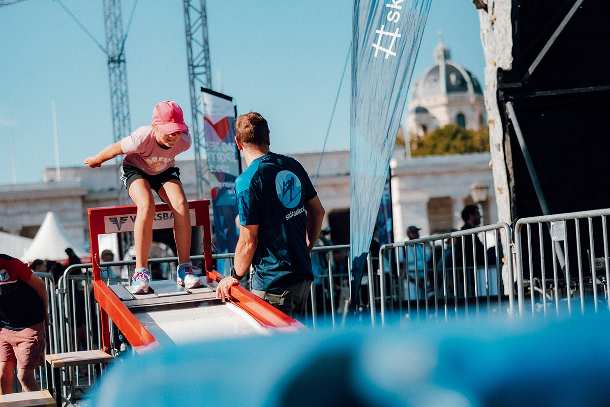 Kind das auf einer Rampe Skisprung ausprobiert