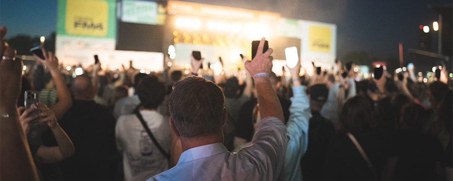 Rückansicht Anderas Babler im Publikum vor der Bühne am Donauinselfest