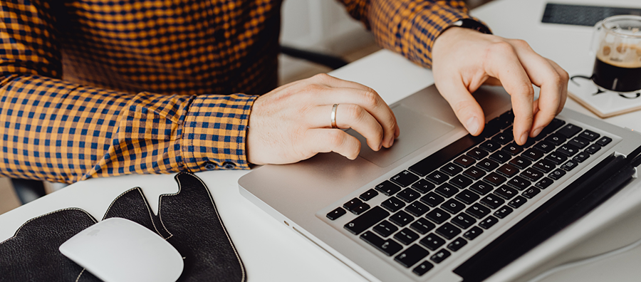 Online Fragebogen wird auf Laptop ausgefüllt