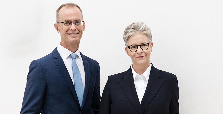 Michaela Mayr und Richard Starkel vor weißem Hintergrund