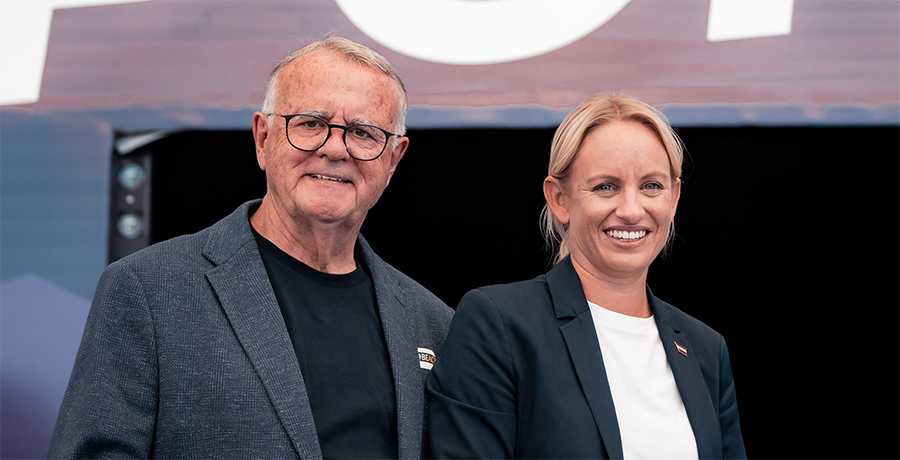 Sport-Staatssekretärin Michaela Schmidt und Hans Niessl auf der Bühne vom Tag des Sports