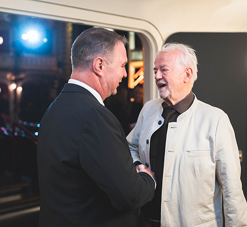 Vizekanzler Andreas Babler gratuliert Burgtheaterlegende Martin Schwab zum Nestroypreis fürs Lebenswerk