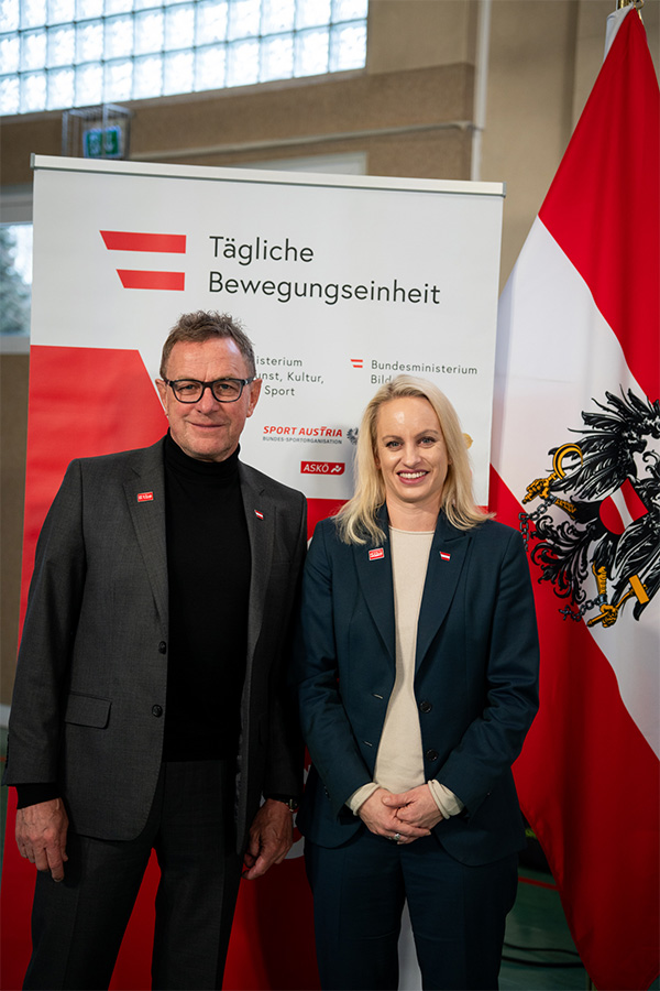 Sport-Staatssekretärin Michaela Schmidt mit ÖFB-Teamchef Ralf Rangnick vor Roll-Up zur Täglichen Bewegungseinheit