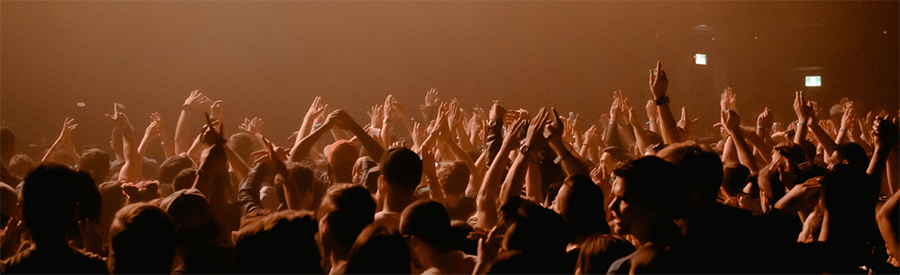 Junge Menschen bei Konzert