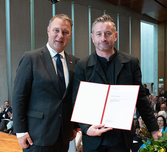 Serhij Zhadan und Vizekanzler Andreas Babler mit Urkunde Staatspreis