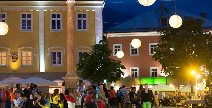 Ortsmitte in Lienz, Veranstaltung mit vielen Menschen