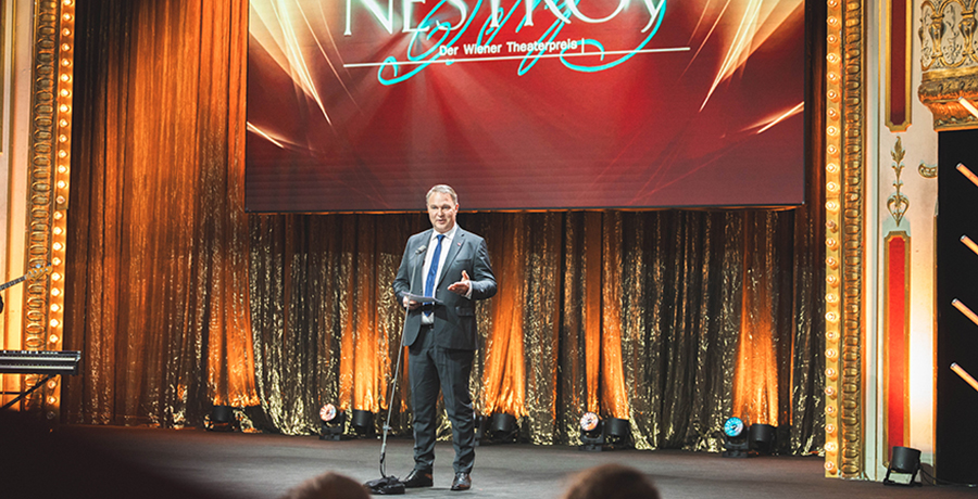 Vizekanzler Andreas Babler hält Rede bei Nestroy-Gala Preisverleihung