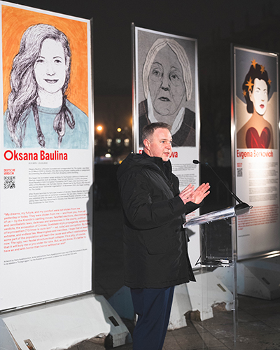 Vizekanzler Andreas Babler bei Eröffnungsrede Ausstellung Women against War im MQ Wien
