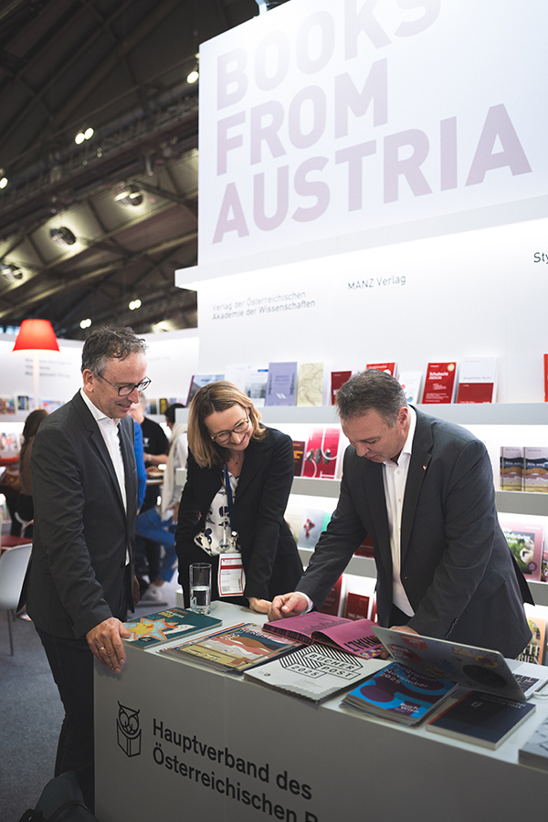 Vizekanzler Babler eröffnet Österreich Stand auf der Frankfurter Buchmesse 2025