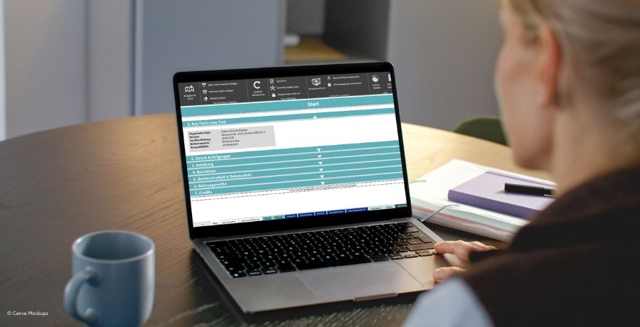 Person die am Laptop mit dem Klimarechner arbeitet