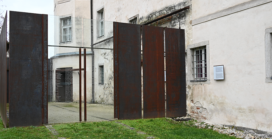 Gestaltung auf dem Umriss der ehemaligen Busgarage von Herbert Friedl, Foto: Lern- und Gedenkort Schloss Hartheim l