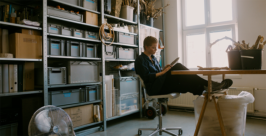 Birke Gorm auf Sessel sitzend im Studio