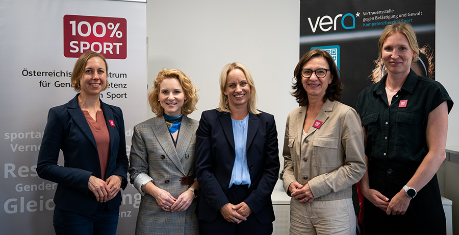 Staatssekretärin Michaela Schmidt und Frauenministerin Eva-Maria Holzleitner mit Claudia Koller (Geschäftsführerin 100% Sport), Rosa Diketmüller (Präsidentin, 100% Sport) und Viola Kleiser (Fachbereichsleiterin SAFE SPORT)