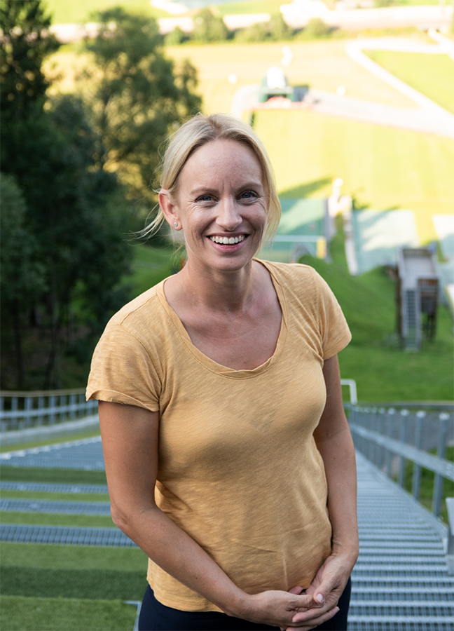 Michaela Schmidt bei der Besichtigung der Skisprunganlage Saalfelden