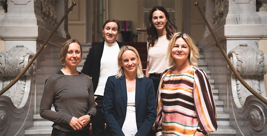 Gruppenfoto von Sport-Staatssekretärin Michaela Schmidt mit dem Sportbeirat