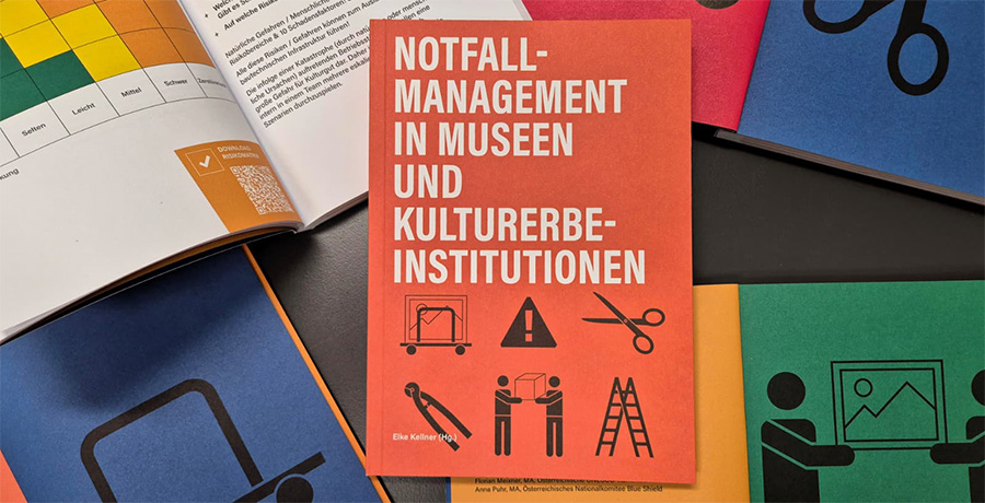 Titelseite der Broschüre vor bunten Bildern