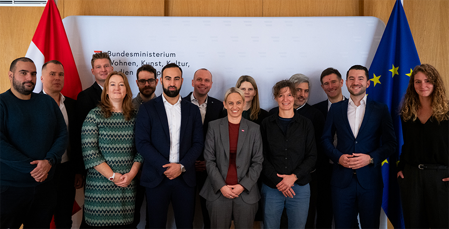 Michaela Schmidt mit Vertreter:innen aus Fußball, Eishockey, Handball und weiteren Verbänden zu einem Round Table zum Thema "Respekt und Sicherheit für Schiedsrichter".  Ergänzt wurde die Runde durch Expert:innen aus den Bereichen Fairplay, Gewaltprävention und Sportpsychologie.